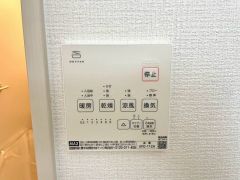 浴室暖房乾燥機には、暖房、乾燥、涼風、換気の4つの機能が付いています。タイマー付きです。雨の日はもちろん、急ぎで洗濯する必要のあるお子様の体操服や、下着類などを乾かすのに便利です。