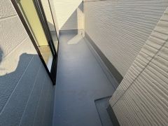 陽当たりの良いバルコニーです。お洗濯やお布団干しはもちろん、日光浴スペースにも。足元は防水工事施工済です。