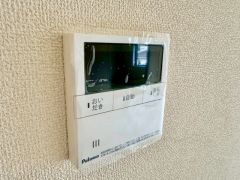 お湯張り、追い炊き、温度調節がボタンで楽々操作できる給湯器リモコンです＾＾忙しい夕飯の準備の時間帯に重宝しますね。
