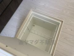 キッチンにある床下収納は、居住スペースを減らさずに買い置きの調味料や非常食などを保管することができます。