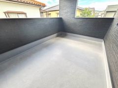 幅広のインナーバルコニーは多少の雨でも洗濯物を守ってくれ、家事を助けてくれること間違いなし。眩しすぎる日差しも和らげます。