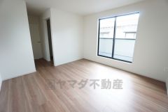 バルコニーに面した陽当たりの良い洋室です＾＾