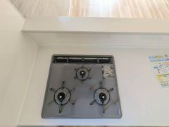 3種類の料理が同時に調理できる、3口ガスコンロ。忙しい朝食やお弁当作りも効率良くお料理できますね＾＾