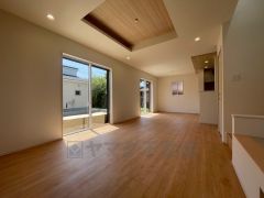 大きな窓のあるリビングは、陽光あふれる明るい空間です。居心地良く、ご家族皆がゆったり寛げる憩いの空間となりそうです。