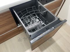 家事の時間が短縮できる食器洗浄乾燥機付。食事後に家族とのくつろぎタイムをしっかり取れますね。
