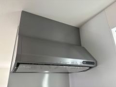 コンロ上には換気扇完備＾＾すぐ横に小窓が設けられているので、換気扇と合わせてWで換気できます。