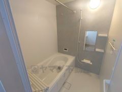 1日の疲れを癒すくつろぎのバスルーム。足を伸ばしてもゆったりと入れるサイズです。お子様と一緒にお風呂に入っても狭くないですね^^