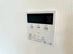 お湯張り、追い炊き、足し湯がボタン一つで楽々操作できる非常に便利な給湯機リモコンです。追い炊きがついていると寒い冬は水道代の節約にもなるので助かりますね