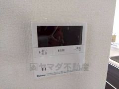 キッチン横からお湯張り、追い炊き、足し湯がボタン一つで楽々操作できる給湯機リモコンです＾＾忙しい夕飯の準備の時間帯に重宝しますね。