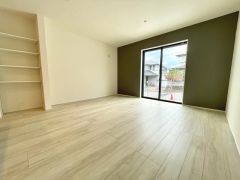 大きな窓のあるリビングは、陽光あふれる明るい空間です。居心地良く、ご家族皆がゆったり寛げる憩いの空間となりそうです。