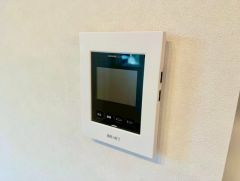 防犯性、セキュリティ対策に安心できるテレビモニター付きインターフォンです。セールスマン対策にもなり安心できます。