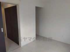 住む人のこだわりを活かす洋室＾＾日当たりがよく、寝室としての利用もおすすめ。広めのクローゼットもあり荷物もすっきり片付けれ、ゆとりのある暮らしが出来ます＾＾