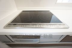 汚れてもサッとふける、お手入れのしやすいIHクッキングヒーター。