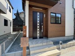 外観を損なわないシンプルなデザインの宅配ボックス付き玄関です。TVインターホンが装備されているので、セキュリティーも安心です。