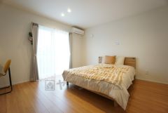 主寝室としてお使いいただけそうなこちらのお部屋は、日当たりが良く、爽やかな風を感じて起きる朝は、快適生活の始まりに。