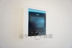 防犯性もばっちり、TVモニター付きインターホン完備。大きなモニターで玄関先を確認できます。録画機能が付いているので不在時の訪問者も確認できて安心です＾＾
