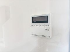 キッチン横からお湯張り、追い炊き、足し湯がボタン一つで楽々操作できる給湯機リモコンです＾＾忙しい夕飯の準備の時間帯に重宝しますね。
