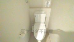 ウォシュレット付きトイレです。1階2階の2ヶ所にトイレがあるので、忙しい朝にもゆとりができますね＾＾