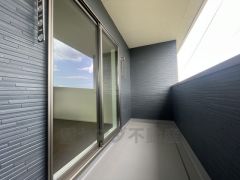 陽当たりの良いバルコニー。十分な広さがあるので一度にたくさんの洗濯物を干すことができます。