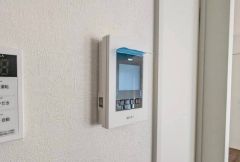 防犯はもちろん、セールスマン対策にもなるモニター付きインターホンです。 来訪者の顔が見えるので安心ですね＾＾