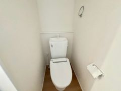 ウォシュレット、暖房便座、節電・節水機能など、使い勝手のよい高機能トイレです。
