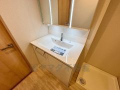 三面鏡つき洗面台。収納も一体型になっているので、ドライヤーやヘアアイロンの置き場に困りませんね。 ライトも明るく、使いやすそうです。