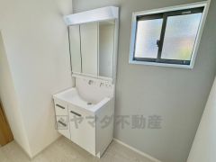 洗面台、洗濯機置き場、バスルームが連なっている、生活導線の考えられた作りになっています。