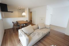 家族が集まる開放的なリビング。思い思いの時間を過ごしたり食事をしたり、素敵な団らんの場になりますね。