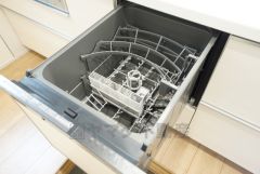 炊事時間を大幅に短縮できる食器洗浄乾燥機付き＾＾食器を洗う手間が減るので家族とのコミュニケーションの時間や自分の時間が増えますね。