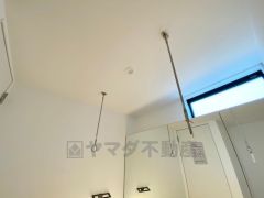 室内洗濯物干し付きです。天気や季節、周りからの視線を気にしないで済むのがうれしいですね。
