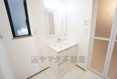 三面鏡にハンドシャワー付きで使いやすい洗面台です＾＾鏡裏と洗面ボウル下に収納付きの洗面台なので、整理整頓ができスッキリと使えます＾＾