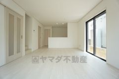 家族が集まる開放的なリビング。思い思いの時間を過ごしたり食事をしたり、素敵な団らんの場になりますね。