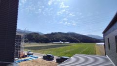 バルコニーからは緑豊かな景色を楽しむことが出来ます。1日の疲れを癒すくつろぎのバスルーム。足を伸ばしてもゆったりと入れるサイズです。お子様と一緒にお風呂に入っても狭くないですね^^