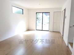 大きな掃き出し窓のあるリビングは、陽光あふれる明るい空間です。ゆったりと寛げる憩いの場となりそうです。