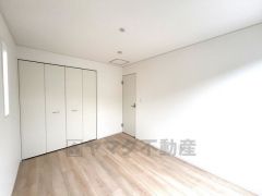 大きめのクローゼットがついた使いやすい洋室です。すっきりと整理整頓できるので気持ちよくすごせます＾＾