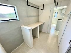 洗面室には便利なカウンターと室内物干しを完備。天候を気にせず洗濯物を干せる、家事ラクを叶える便利な空間です。