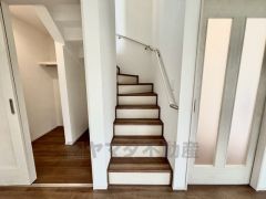 リビング階段は顔を合わせる時間が増えるので、ご家族とのコミュニケーションがとりやすく距離がグッと縮まりそうですね＾＾