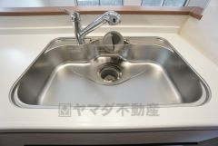 大きなお鍋も楽々洗える幅の広いシンクです＾＾ステンレスシンクなので簡単にお掃除できますよ。洗剤やスポンジもすっきりできる収納付き。