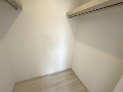 大容量のウォークインクローゼット。季節ごとのお洋服全てを収納できるので、衣替えも楽になりますね＾＾