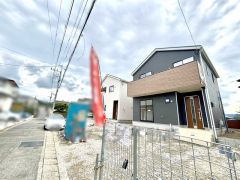 周辺にはスーパーやドラッグストア、学校も徒歩圏内で子育て世帯にも安心