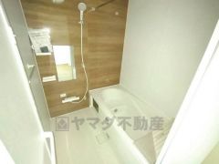 1日の疲れを癒すくつろぎのバスルーム。足を伸ばしてもゆったりと入れるサイズです。お子様と一緒にお風呂に入っても狭くないですね＾＾