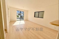 キッチンに向き合う形で大きな窓があります。たくさんの光や風を取り込むことができ快適な生活が過ごせそうです。