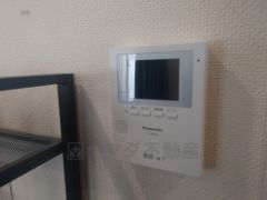 部屋の中にいながら訪問者の確認ができるTVモニター付きインターフォンがキッチン近くに設置されています＾＾