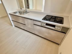 収納も、作業スペースも広々と設けられた使いやすいシステムキッチンです＾＾