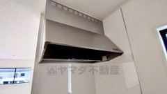 コンロ上には換気扇完備＾＾すぐ横に小窓が設けられているので、換気扇と合わせてWで換気できます＾＾