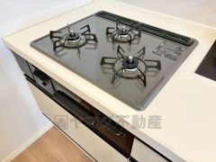 3種類の料理が同時に調理できる、3口ガスコンロ。忙しい夕食の支度時間が短縮できて効率よくお料理が楽しめます。