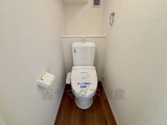 ウォシュレット、暖房便座、節電・節水機能など、使い勝手のよい高機能トイレです。