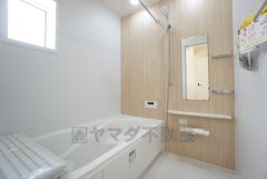 1日の疲れを癒すくつろぎのバスルーム。足を伸ばしてもゆったりと入れるサイズです。お子様と一緒にお風呂に入っても狭くないですね＾＾