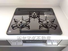 3種類の料理が同時に調理できる、3口ガスコンロ。忙しい夕食の支度時間が短縮できて効率よくお料理が楽しめます。