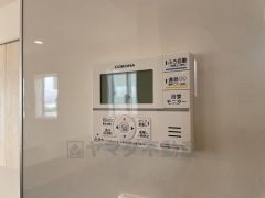 キッチン横からお湯張り、追い炊き、足し湯がボタン一つで楽々操作できる給湯機リモコンです＾＾忙しい夕飯の準備の時間帯に重宝しますね。
